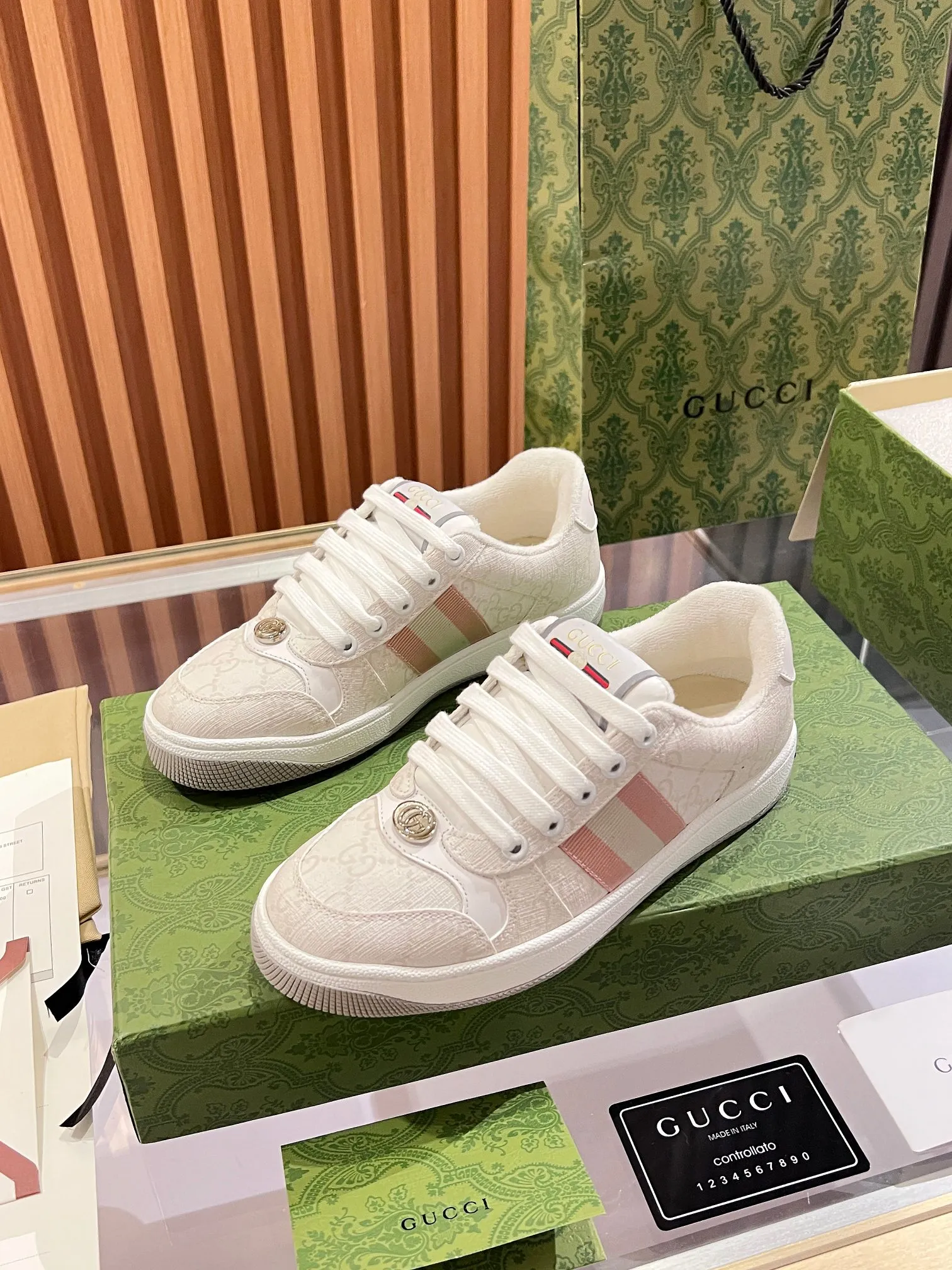 👟👟Ex-factory price 540👟👟 ⚡️Gucci Dirty Shoes Top factory quality, impeccable at the counter, the comfort is incredible. Retro distressed elements, washed retro logo on the tongue, metal double LOGO, 99% recognizable, full of Gucci elements; terry cloth lining, cowhide foot pads and 3mm latex are much more comfortable than real leather shoes. Environmentally friendly TPU wear-resistant outsole, soft and elastic. The inside of the tongue is made of imported elastic bands, which have great tension and won't strangle your feet. I don't develop the shoes without the original version. Only by getting the original version can the shoes be accurate and beat the market version instantly. Every stitch and every stitch is very tight and full. The debugging process is the most painstaking and requires no less than a hundred modifications before it is adjusted to the perfect state so that it can be worn comfortably by all foot types! Size 35-40 women’s model)